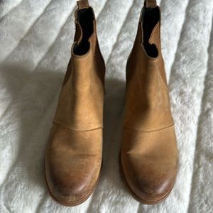 Sorel lug sole booties tan size 8.5
